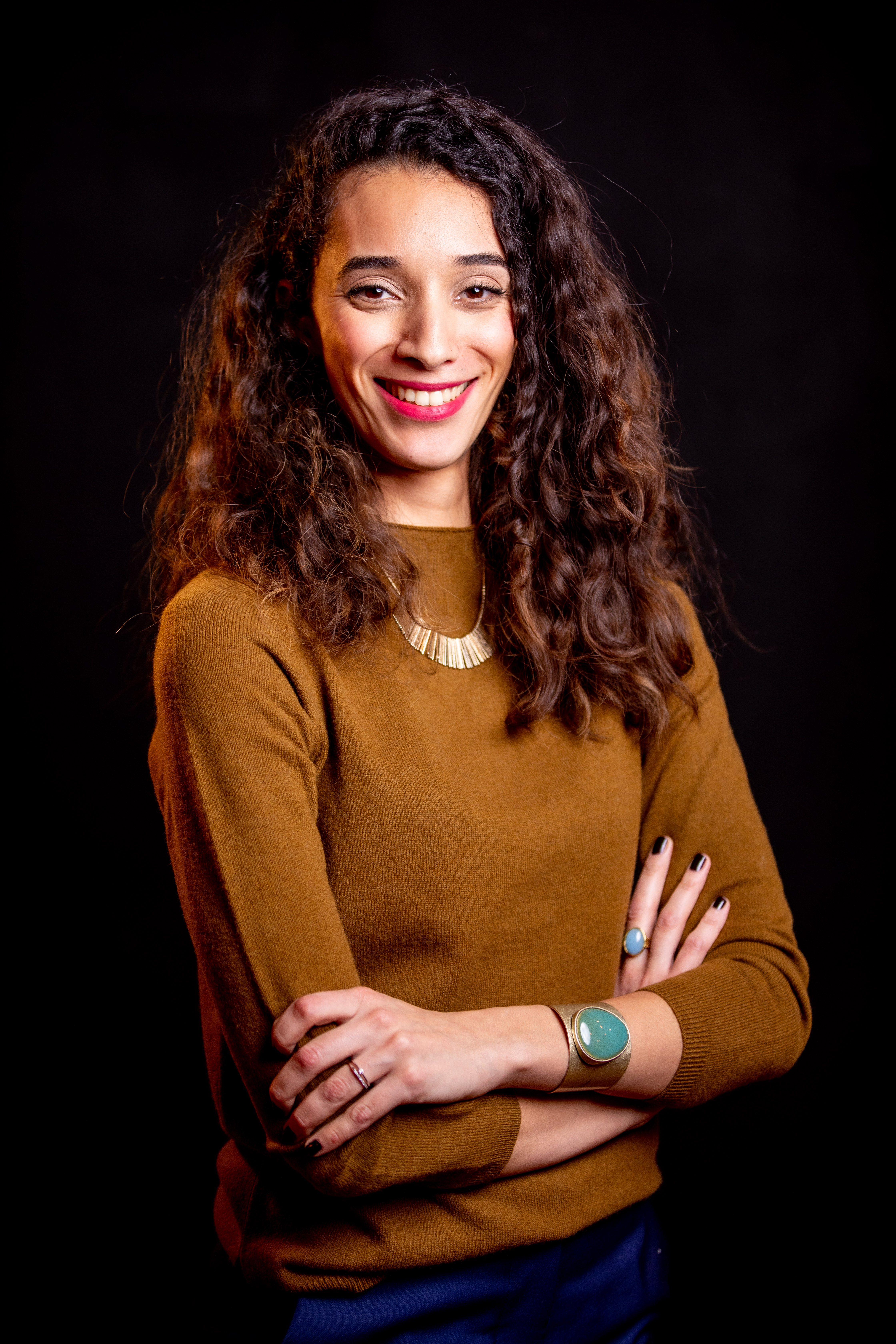 Portrait d&pos;une femme souriante avec un fond neutre, utilisé comme arrière-plan pour le texte superposé.