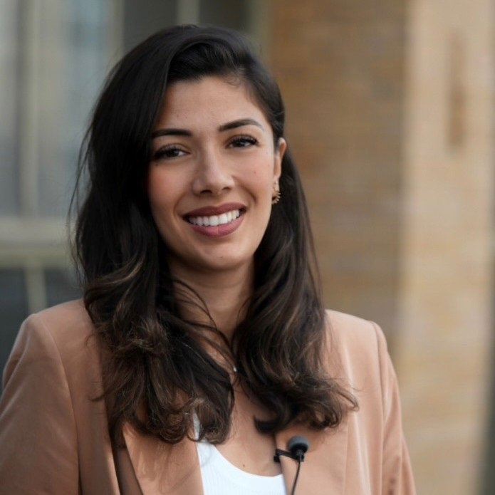 Portrait d&pos;une femme souriante avec un fond neutre, utilisé comme arrière-plan pour le texte superposé.